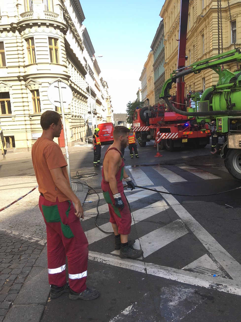 Pod autem se v Italské propadla vozovka.