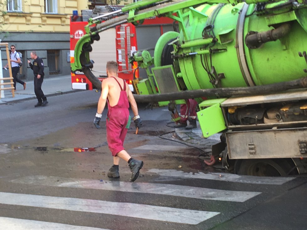 Pod autem se v Italské propadla vozovka.