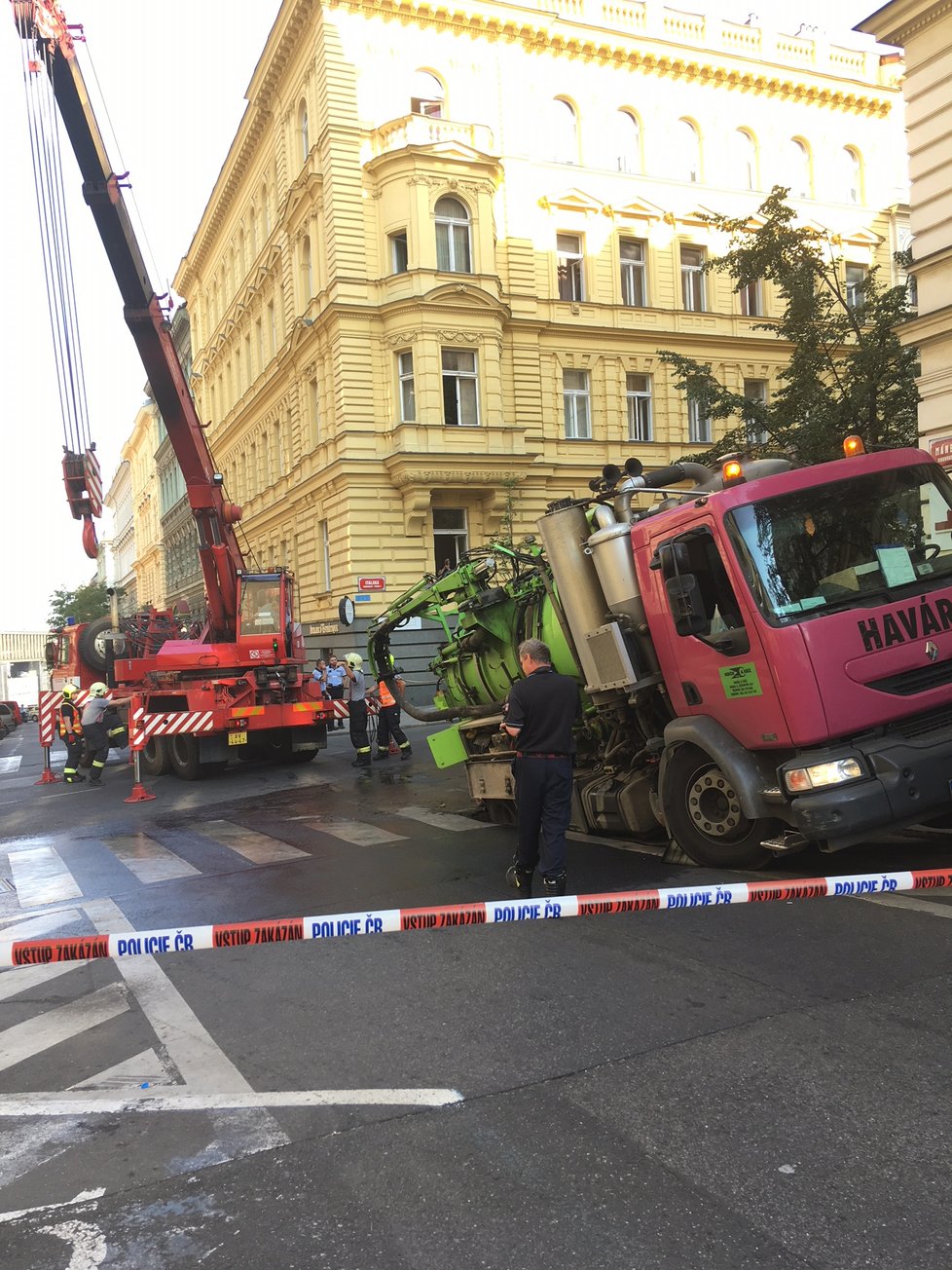 Pod autem se v Italské propadla vozovka.