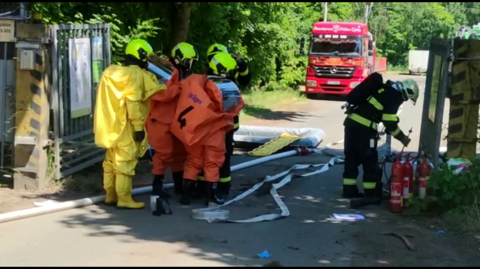 V Plzni-Skvrňanech unikly z ČOV nebezpečné látky. Dva lidé zemřeli v nemocnici, dva jsou v kritickém stavu.