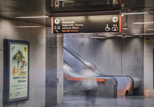 Praha testuje v metru novou podobu grafických navigačních prvků