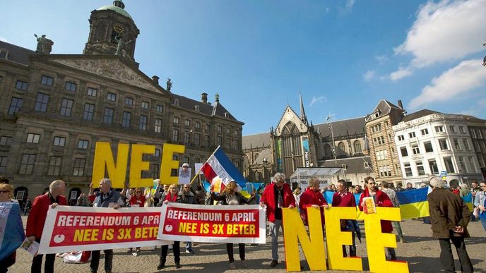 cítí šanci. Demonstranti na amsterdamském náměstí Dam požadují, aby lidé hlasovali proti asociační dohodě EU s Ukrajinou. Celá unie věří, že nebudou úspěšní. Šéf Evropské komise Jean-Claude
Juncker už varoval, že odmítnutí dohody by mohlo vést ke „kontinentální krizi“ a destabilizaci.