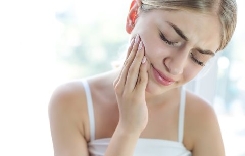 Máte zuby citlivé na studené a horké? Víme, co za tím stojí a jak to řešit