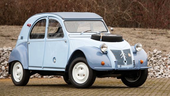 Jeden z necelých sedmi set Citroënů 2CV 4x4 Sahara míří do aukce
