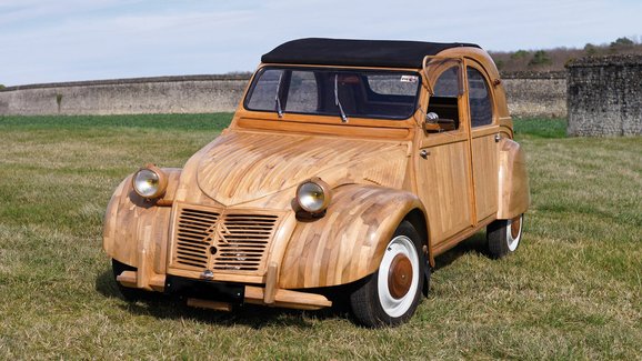 Ve Francii jde do dražby dřevěný Citroën 2CV. Jezdí, může stát i 4,5 milionu
