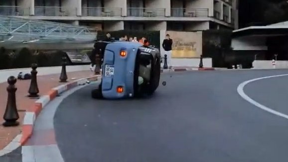 Odvážlivec s Citroënem Ami vletěl do slavného vracáku v Monaku. Nedopadlo to dobře