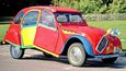 ...a odvážní byli i jeho fanoušci. Britský mechanik Andy Sanders na tomto 2CV strávil šest měsíců, aby jej připodobnil jednomu z portrétů Pabla Picassa - tohle do naše výčtu rozhodně patří.