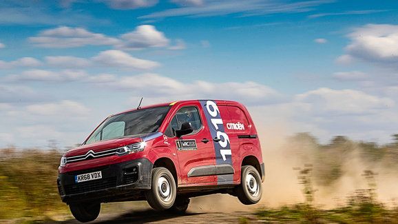 Citroën ukazuje, jak odolné je Berlingo. Posadil do něj jezdce z WRC a poslal ho na rallye trať