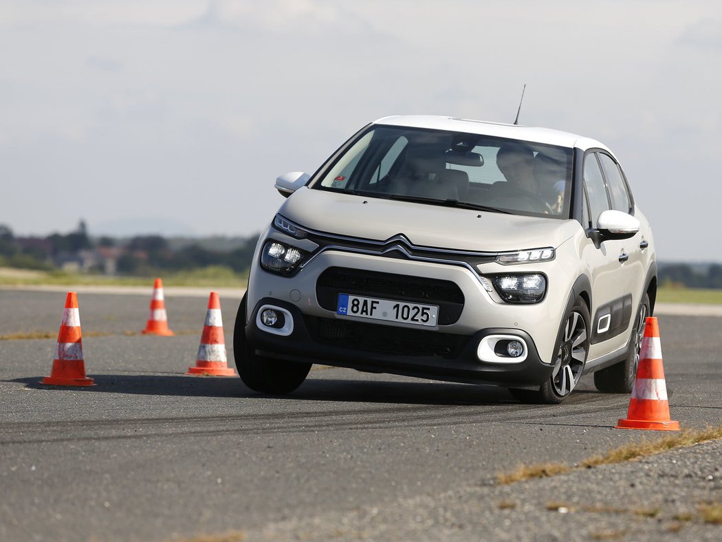 Citroën se s prudkými změnami směry vypořádá se ctí, hodně se však naklání a odlehčené zadní kolo jde výrazně do vzduchu