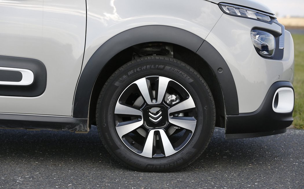 Citroën vyjíždí z malých vozů na největších pneumatikách. Standardem pro testovanou verzi je rozměr 195/65 R15. Testovaný vůz využíval 16“ kola a obutí 205/55.