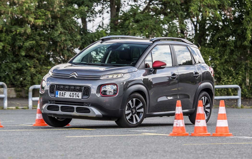 Prudké změny směru citroënu úplně nevyhovují, má sklony k nedotáčivosti a stabilizace se ji snaží krotit velmi razantně, auto se navíc znatelně naklání