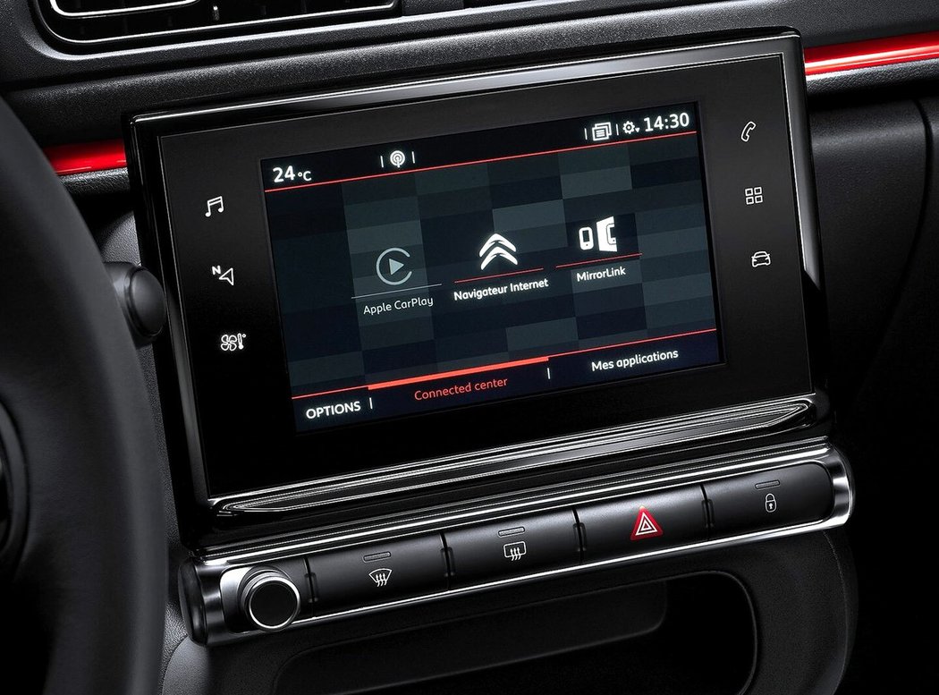 Rozhraní Citroën Connect se 7“ dotykovým displejem automaticky neznamená integrovanou navigaci, ta byla nadstavbová. Reálně ji ani nepotřebujete, protože systém od počátku podporoval funkci zrcadlení smartphonu. Případné drobné vrtochy systému lze léčit aktualizacemi. Že by obrazovka úplně klekla, to se tu nestává.