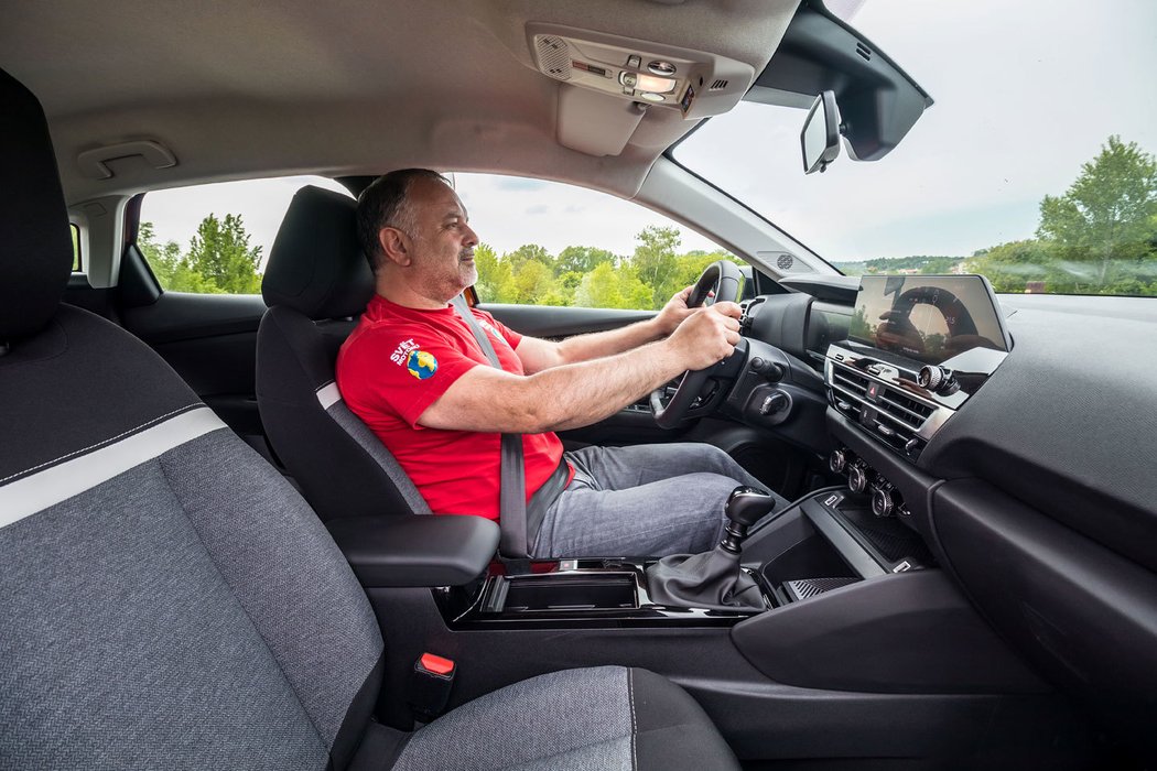 Pro snazší nalezení ideální pozice při řízení by se hodil větší rádius nastavování volantu.