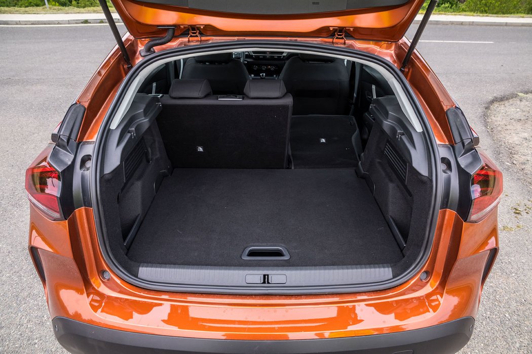 Velikostí zavazadelníku citroën příliš nezáří. Udávaným standardním objemem 380 litrů míří do průměru hatchbacků nižší střední třídy.