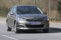 Citroën C4 není nejatraktivnější, nejmodernější ani nejlépe smontované auto na světě. Umí ale leccos, co už ostatní zapomněli.