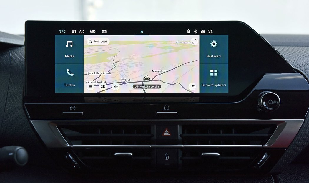 Také listování multimediálním systémem je jednodušší, s pevnými tlačítky „domů“ nebo přímým odkazem na jízdní asistenty.