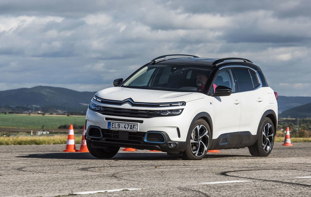 Citroën C5 Aircross se prezentuje zejména komfortním jízdním projevem. Nebojí se ale ani ostřejšího zacházení. Ve slalomu se sice karoserie více naklání, ale stopu drží dobře.