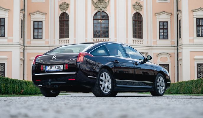 Ani dnes si C6 na silnici s ničím nespletete Ani dnes si C6 na silnici s ničím nespletete
