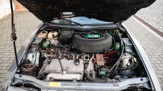 Motor je umístěný v přídi napříč a skloněný výrazně dopředu Motor je umístěný v přídi napříč a skloněný výrazně dopředu