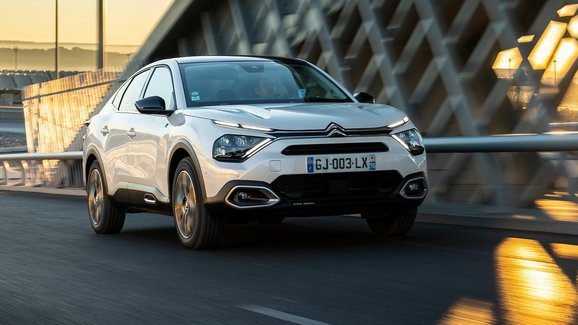 Citroëny ë-C4 a ë-C4 X dostaly větší baterii a více výkonu. Slabší zůstávají jako levná alternativa 