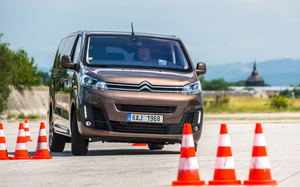 Jízdní jistota i kvůli systému Grip Control se standardně dodávanými zimními plášti není příliš dobrá.