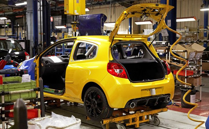 Ve francouzských továrnách Renaultu a PSA se stávkuje