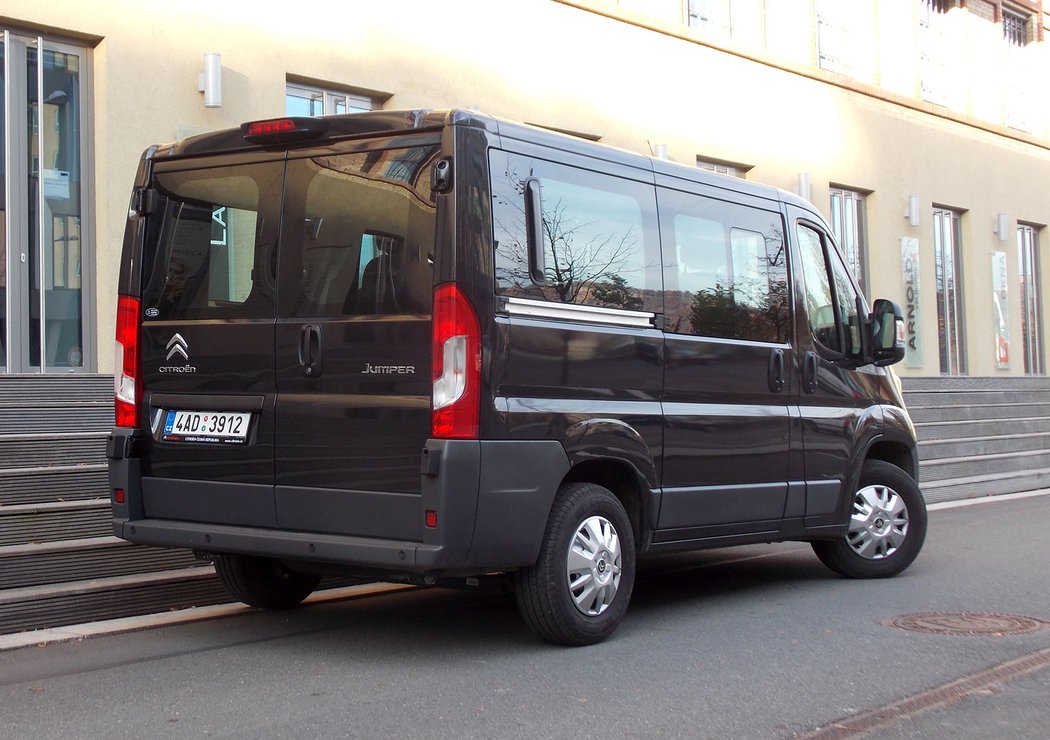 Kompletně prosklený minibus v černém lakování vypadal velmi elegantně