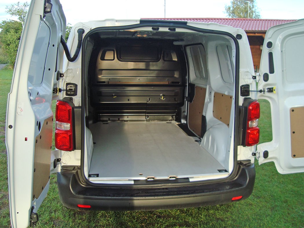 Hranatý nákladový prostor dokázal u 4,6 dlouhého furgonu nabídnout 4,6 m3 prostoru
