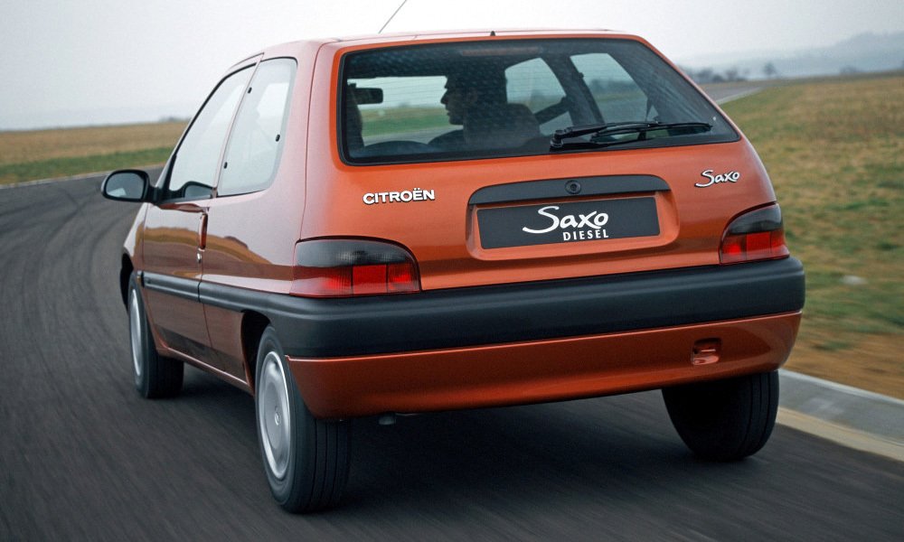 Citroën Saxo 1.5D poháněl vznětový čtyřválec s objemem 1527 cm3 a výkonem 57 k (42 kW).