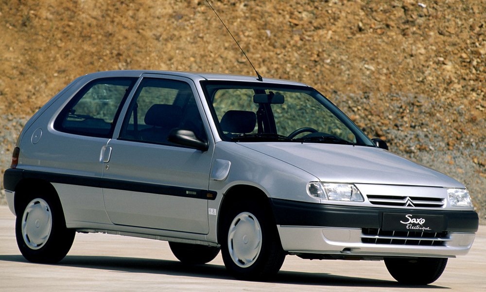 Citroën Saxo Électrique s pohonem stejnosměrným elektromotorem s výkonem 27 k (20 kW) a rekuperací.