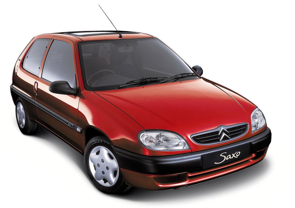 Citroën Saxo Forte z roku 2000 měl silnější nárazníky a střešní okno.