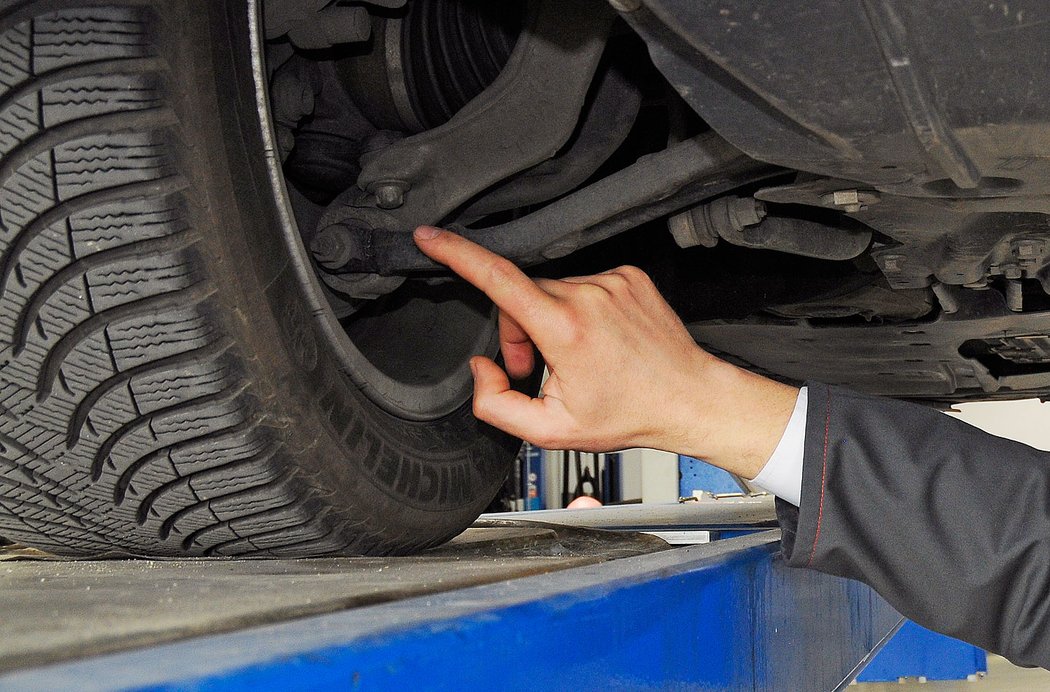 Všechny kloubové spoje i pryžokovové tlumicí prvky na podvozku byly v naprosto funkčním stavu