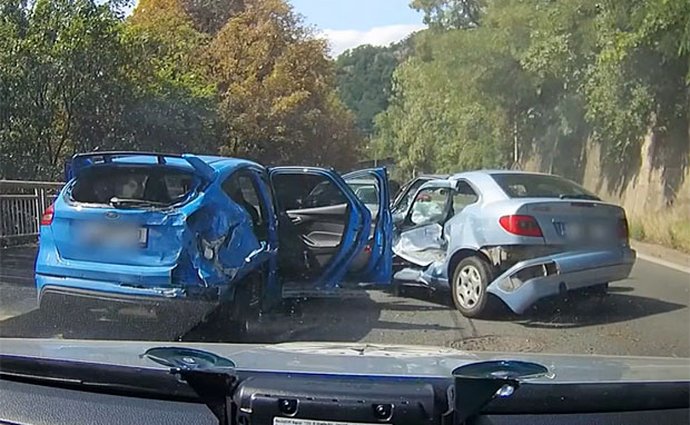 Zfetovaný řidič v kradeném autě ujížděl policii. Skončil špatně...