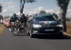 Video: Citroën C5 vs. cyklista na Tour de France