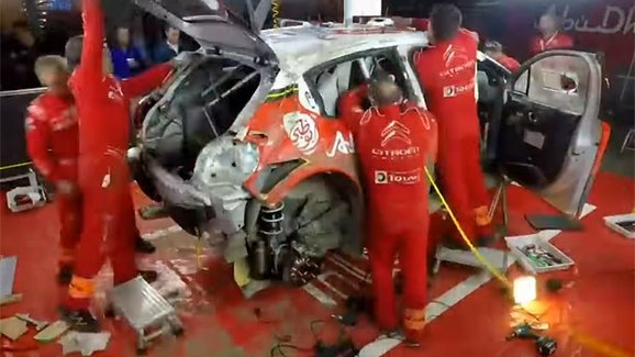 Tři hodiny v třiceti sekundách: Podívejte se, jak po nehodě probíhá oprava vozu WRC