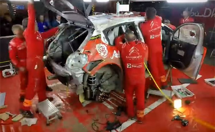 Tři hodiny v třiceti sekundách: Podívejte se, jak po nehodě probíhá oprava vozu WRC