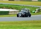 Video: Citroën 2CV s motorem BMW na okruhu Mallory Park aneb Kachna jede!