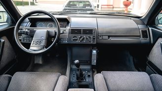 Auta do modernizace v roce 1994 měla hranatou palubní desku Auta do modernizace v roce 1994 měla hranatou palubní desku