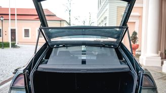 XM má výklopné páté dveře. Zvláštností bylo pomocné sklo, které zabraňovalo ochalzování/ ohřívání kabiny při otevřeném zavazadelníku. Vtipné a zcela výjimečné řešení. XM má výklopné páté dveře. Zvláštností bylo pomocné sklo, které zabraňovalo ochalzování/ ohřívání kabiny při otevřeném zavazadelníku. Vtipné a zcela výjimečné řešení.