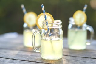 Domácí limonády, které musíte vyzkoušet: Zázvorová, okurková, s borůvkami i sladkým mangem