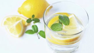 Voda s citronem: Zázrak po kterém zhubnete, nebo jen trik?