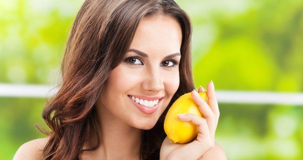 Věděli jste, že citrony nemusíte využívat jen v kuchyni? Dokáží totiž například porazit zápach, zesvětlit skvrny na vašem oblečení a vyčistit domov odshora dolů!