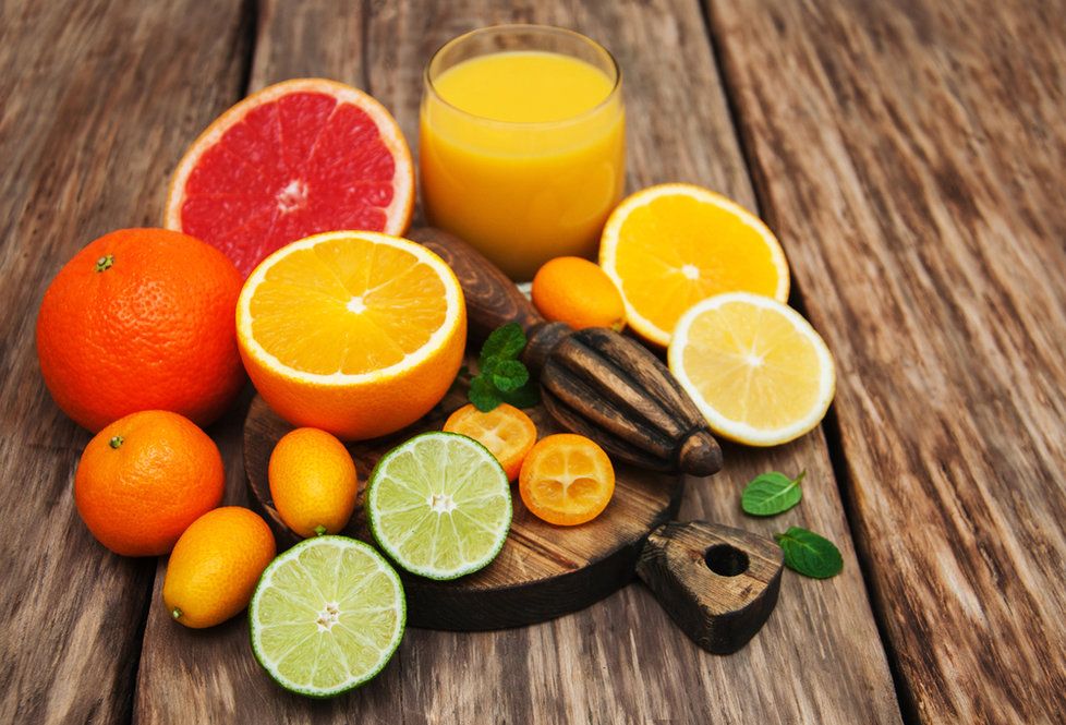 Citrusové plody jako pomeranče, mandarinky, citrony nebo grapefruity jsou známé svým vysokým obsahem vitaminu C. Zároveň však jsou účinným pomocníkem při hubnutí! Jak je to možné? Obsahují ovocné kyseliny a enzymy, které dokážou rozproudit látkovou přeměnu, a zrychlit tak spalování tuků. Tukové polštářky díky této přeměně mizí.