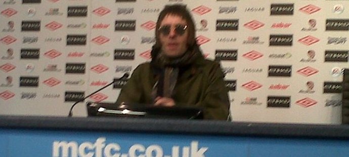 Frontman Oasis Liam Gallagher na tiskovce místo Roberta Manciniho.