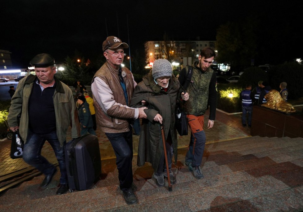 Civilisté evakuovaní z Ruskem kontrolované části Chersonské oblasti přijíždějí do Džankoje