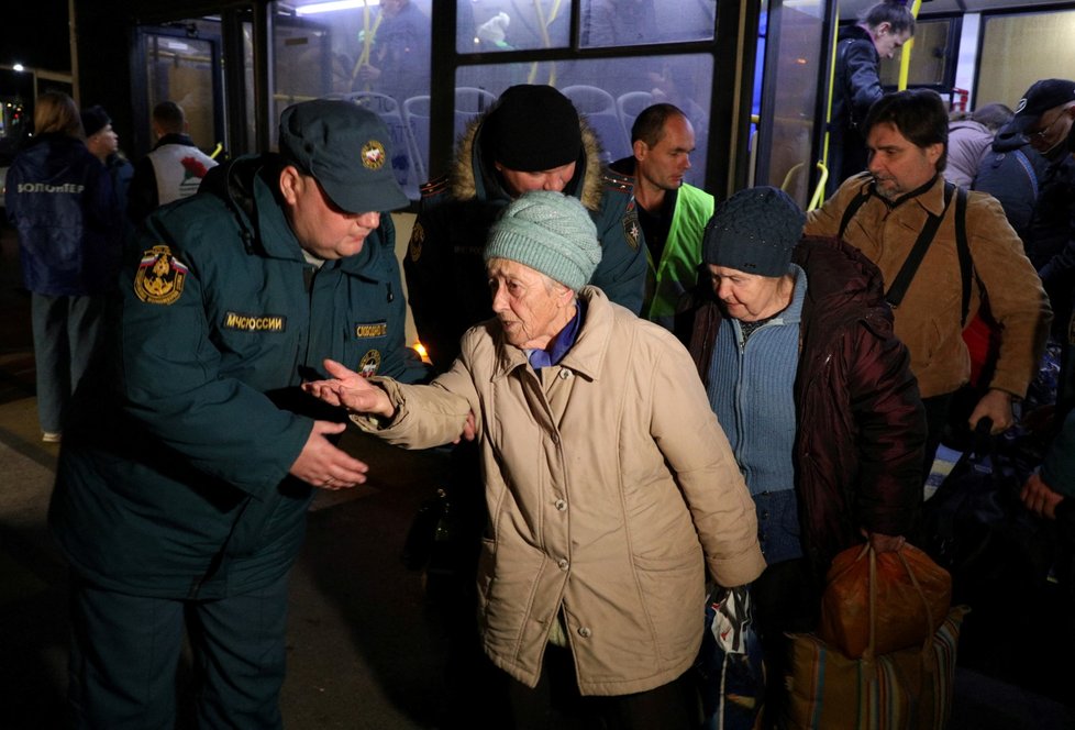 Civilisté evakuovaní z Ruskem kontrolované části Chersonské oblasti přijíždějí do Džankoje
