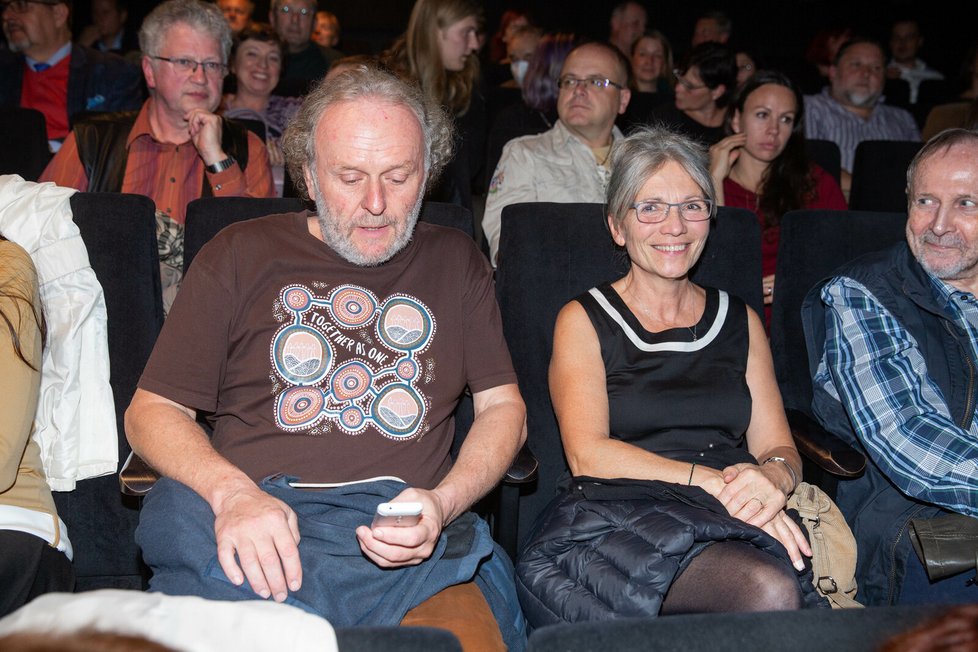 Premiéra filmu Civilizace - Jaroslav Dušek dorazil do kina s manželkou.