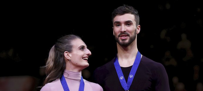 Francouzi Gabriella Papadakisová a Guillaume Cizeron mají čtvrtý světový titul v tancích na ledě.