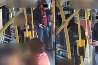 Střelec z autobusu na Smíchově zemřel. Dva cizinci ho brutálně zmlátili, jsou obvinění z vraždy