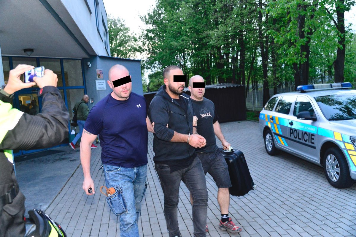Policie zadržela skupina cizinců, kteří jsou podezřelý z brutálního napadení číšníka v centru Prahy.